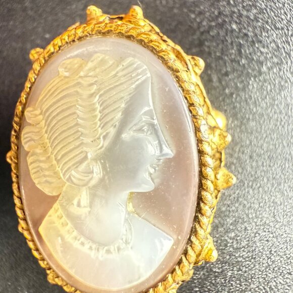 Vintage Gold-Tone Mother Of Pearl Cameo Brooch/Pin Oval Intaglio Design Classic - Picture 2 of 4